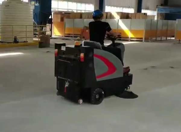 如何選購一款實(shí)用的電動掃地車