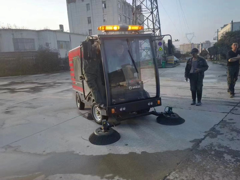 安徽廣信農(nóng)化批量采購大型掃地機YZ-S14