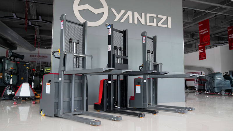 比較電動(dòng)叉車(chē)和柴油叉車(chē)的優(yōu)缺點(diǎn)