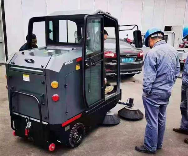 電動(dòng)環(huán)衛(wèi)掃地車優(yōu)勢(shì)體現(xiàn)在哪里？值得買(mǎi)嗎？